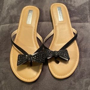 Sandals with black bow